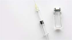 前処置、消毒、麻酔を行います。