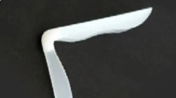 コムロオリジナルのプロテーゼを更に患者様に合わせて厚み、形を調整していきます。